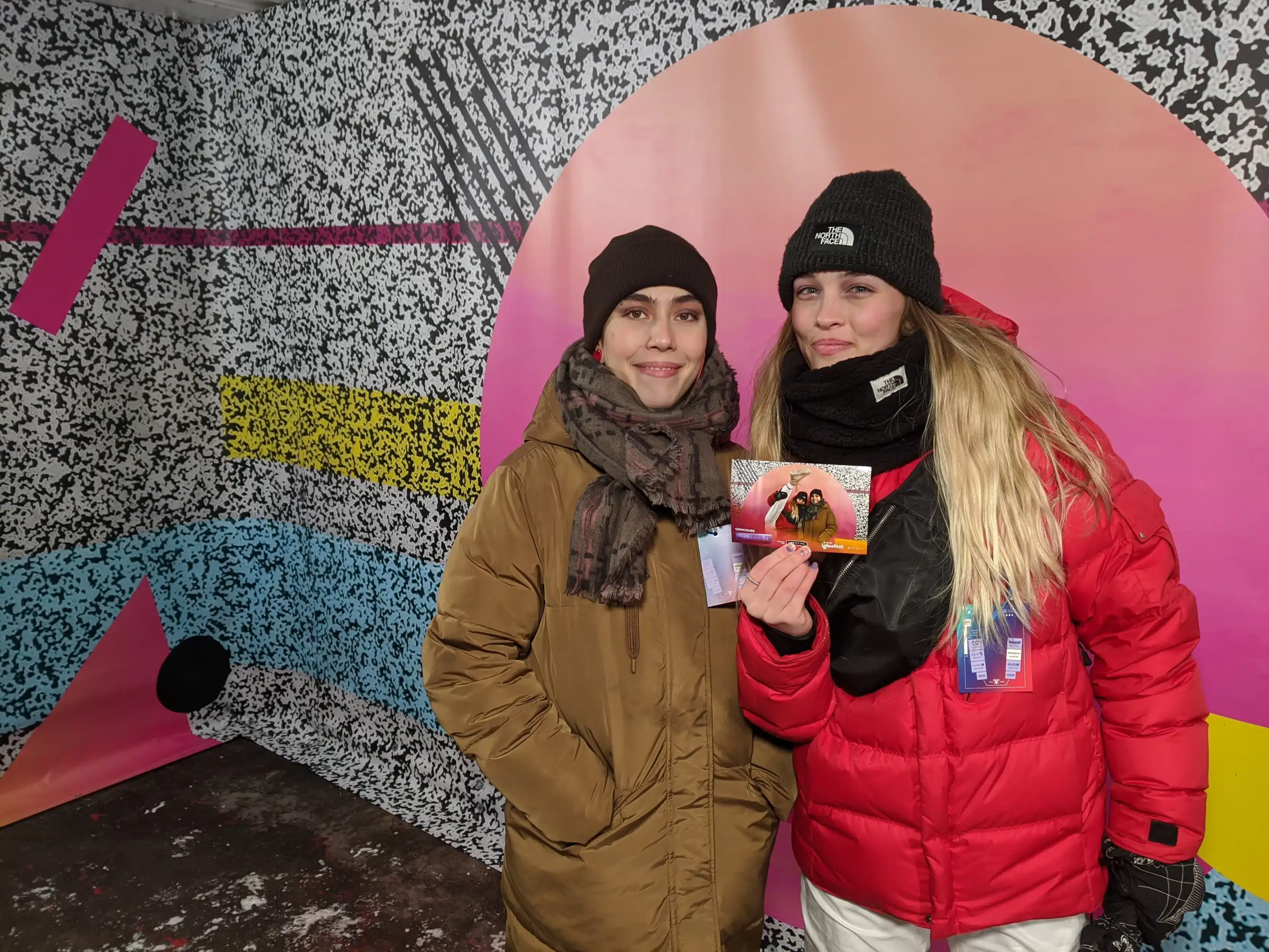 IMG_20200116_200640_Webp Deux jeunes femmes posent devant un fond coloré lors d'un service de photobooth proposé par CheeeseBOX, affichant des sourires joyeux.